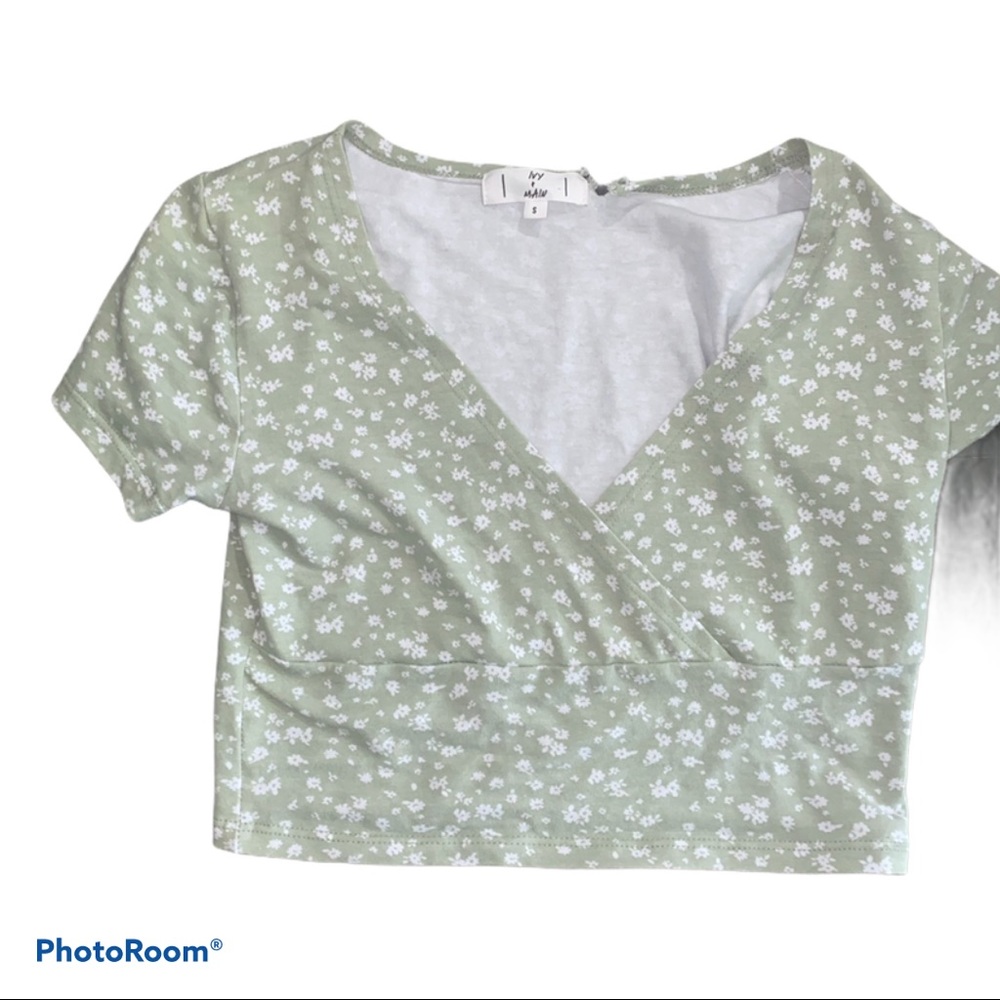 GREEN FLOWER V-NECK CROPPED SHIRT FROM TILLYS💚💚